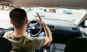 Hai vợ chồng đi xe máy chặn đầu xe hơi của tôi