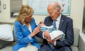 Ông Biden lên chức cụ