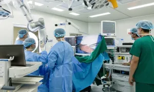 AI hỗ trợ bác sĩ mổ cột sống chính xác giảm nguy cơ liệt