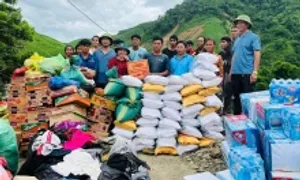 Chia sẻ hàng cứu trợ cho người dân Lào bị mưa lũ cô lập Chia sẻ hàng cứu trợ cho người dân Lào bị mưa lũ cô lập