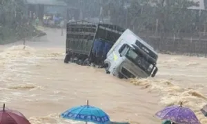 Xe đầu kéo bị lũ cuốn