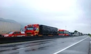 Quốc lộ 1 qua Khánh Hòa tê liệt, CSGT phải đóng đường